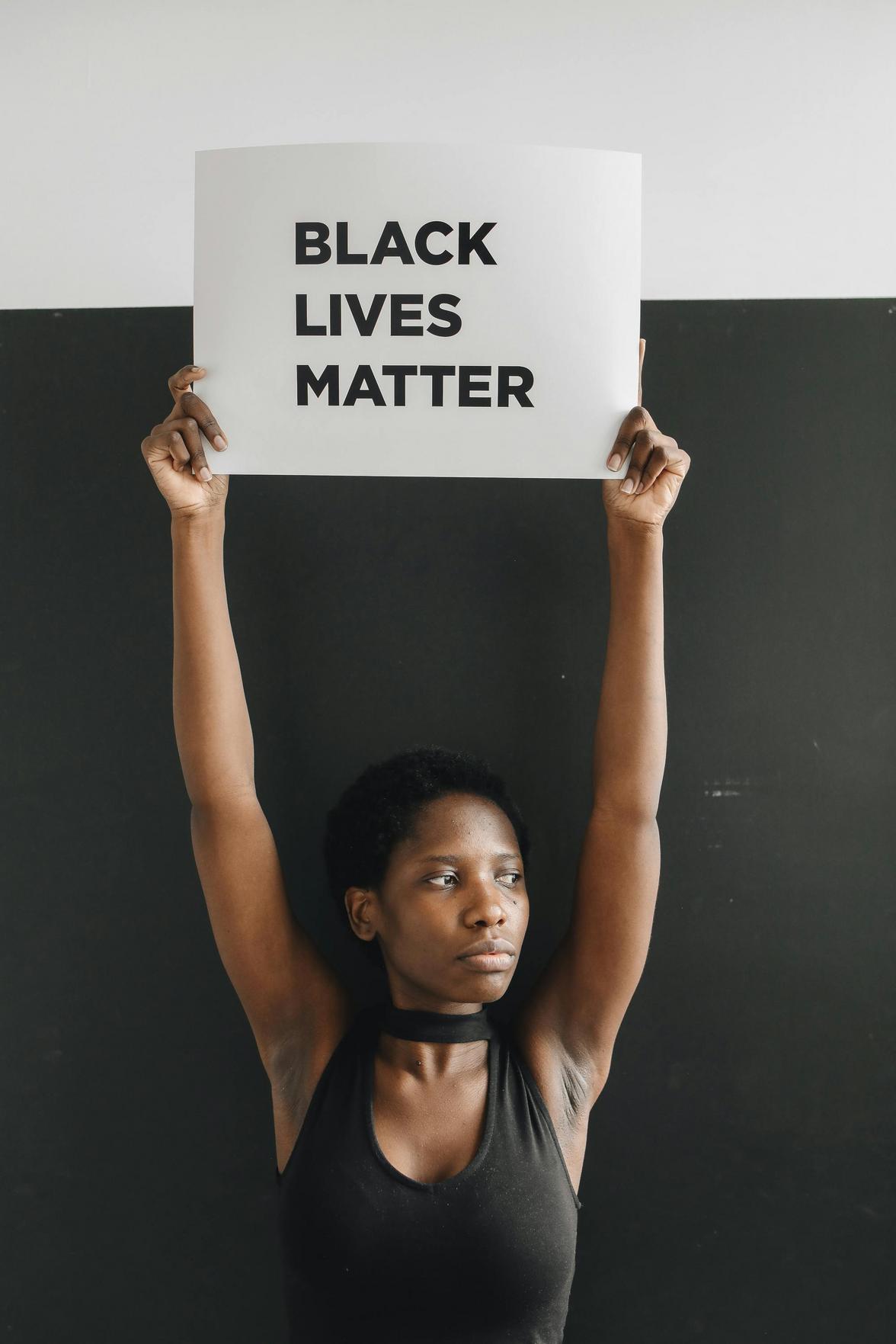 Racismo Estrutural e Desigualdade: O Impacto da Economia na Sociedade Brasileira
